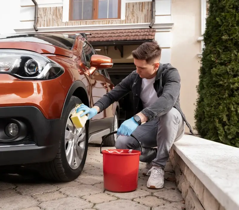 Lavage auto à domicile La Marche : professionnel intervenant sur un véhicule